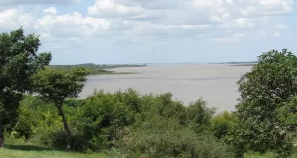 Punta Gorda en Colonia, Uruguay, donde los r�os Paran� y Uruguay se encuentran.