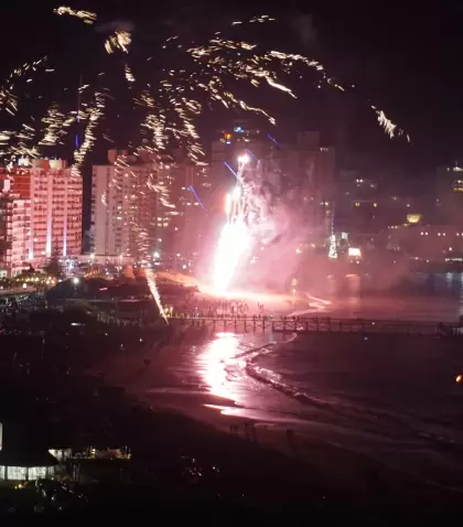 Show de fuegos artificiales por la Nochebuena en Punta del Este, una tradici�n que se repite a�o tras a�o.