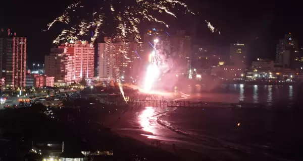 Show de fuegos artificiales por la Nochebuena en Punta del Este, una tradici�n que se repite a�o tras a�o.