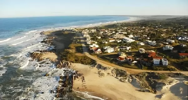 La Pedrera en Rocha, Uruguay: playas, historia y vistas impresionantes.