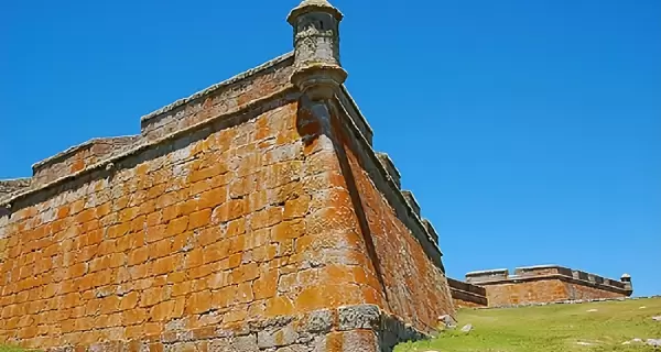 El invern�culo y la fortaleza de Santa Teresa en Rocha, Uruguay: historia y biodiversidad en un entorno �nico.