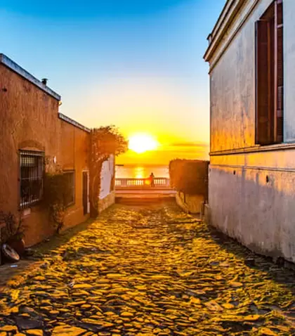Atardecer en una callecita empedrada de Colonia del Sacramento, Uruguay.