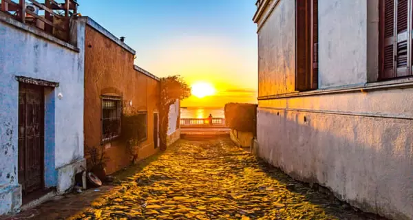 Atardecer en una callecita empedrada de Colonia del Sacramento, Uruguay.
