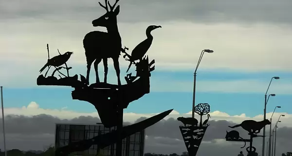 El Zool�gico Moderno en las Grutas del Palacio, Uruguay: esculturas en hierro que promueven la conciencia ambiental.