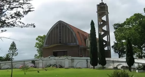 Iglesia de la Virgen de las Flores en La Floresta, Uruguay: un espacio de fe y devoci�n en la Costa de Oro.