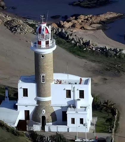 Faro de Punta Brava en Montevideo, Uruguay: historia, cultura y vistas impresionantes en la costa.