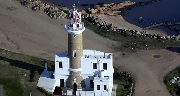 Faro de Punta Brava en Montevideo, Uruguay: historia, cultura y vistas impresionantes en la costa.