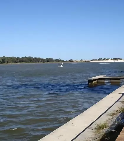 Parque del Plata en la Costa de Oro, Uruguay: playas tranquilas y arena blanca en un ambiente apacible.