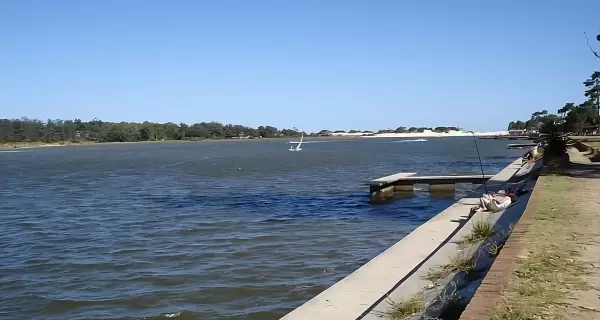 Parque del Plata en la Costa de Oro, Uruguay: playas tranquilas y arena blanca en un ambiente apacible.
