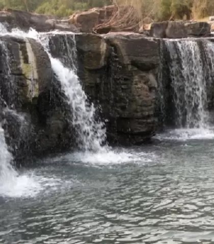 Pozo Hondo en el Valle Ed�n, Uruguay: un salto de agua misterioso rodeado de naturaleza y aventura.