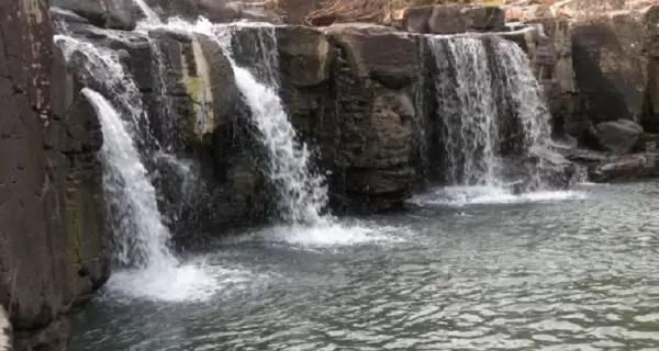 Pozo Hondo en el Valle Ed�n, Uruguay: un salto de agua misterioso rodeado de naturaleza y aventura.
