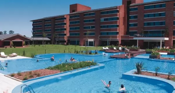 Termas del Arapey en Salto, Uruguay: el complejo termal m�s antiguo del pa�s, con aguas terap�uticas y modernas instalaciones.