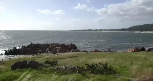Punta Colorada combina mar, cerros y serenidad en el corredor costero de Maldonado.