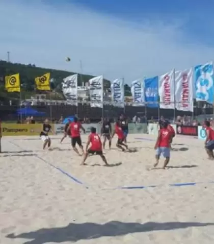 Playa La Rinconada en Piri�polis, Uruguay: un destino ideal para deportes y actividades acu�ticas en un entorno natural.