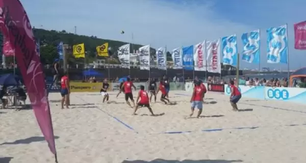Playa La Rinconada en Piri�polis, Uruguay: un destino ideal para deportes y actividades acu�ticas en un entorno natural.