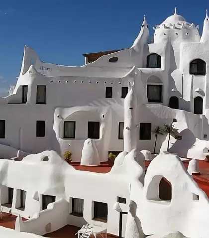 Casapueblo en Punta Ballena, Uruguay: un �cono del arte y la arquitectura uruguaya con vistas inolvidables al mar.