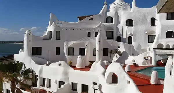 Casapueblo en Punta Ballena, Uruguay: un �cono del arte y la arquitectura uruguaya con vistas inolvidables al mar.