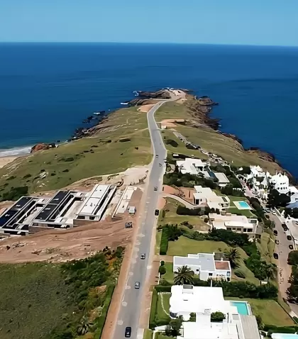 Punta Ballena en Uruguay: un lugar ideal para el avistamiento de ballenas francas australes y la conexi�n con la naturaleza.