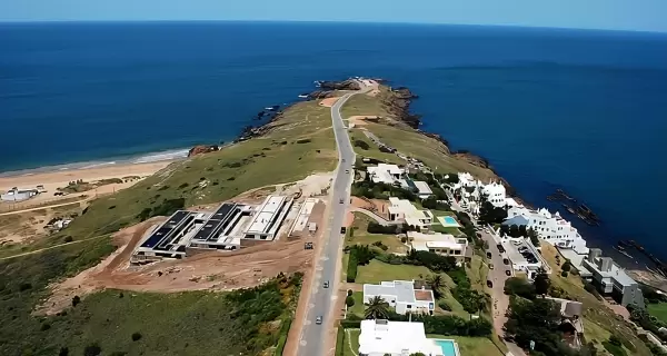 Punta Ballena en Uruguay: un lugar ideal para el avistamiento de ballenas francas australes y la conexi�n con la naturaleza.