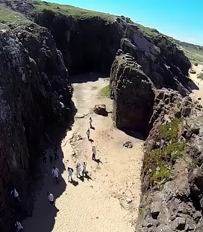 Playa Las Grutas en Punta Ballena, Uruguay: un lugar de historia y encanto natural rodeado de cuevas y acantilados.