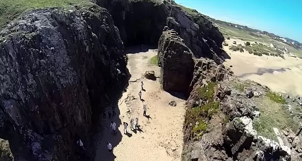 Playa Las Grutas en Punta Ballena, Uruguay: un lugar de historia y encanto natural rodeado de cuevas y acantilados.