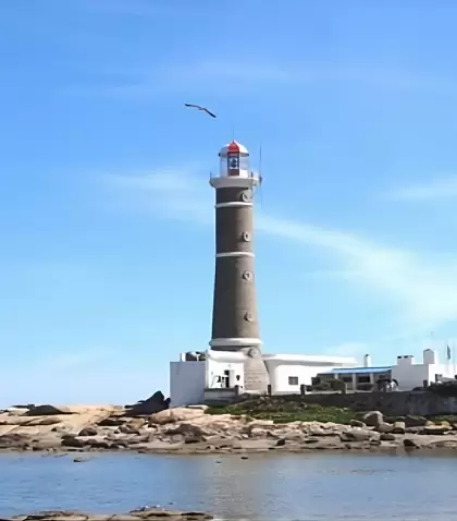 Faro de Jos� Ignacio en Uruguay: un punto ic�nico para disfrutar de la costa y de los atardeceres sobre el oc�ano.