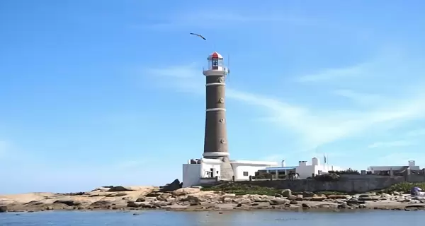 Faro de Jos� Ignacio en Uruguay: un punto ic�nico para disfrutar de la costa y de los atardeceres sobre el oc�ano.