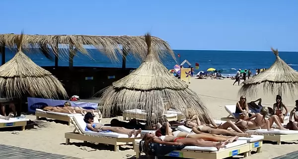 La Barra en Punta del Este, Uruguay: un sitio bohemio y natural perfecto para relajarse y disfrutar de la belleza costera.