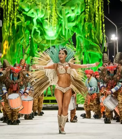 El Carnaval de Gualeguaych� en pleno, con la comparsa y una pasista.