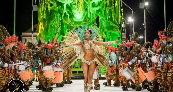 El Carnaval de Gualeguaych� en pleno, con la comparsa y una pasista.