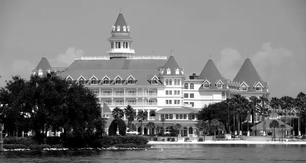 Conoc� las diferencias entre los hoteles econ�micos, moderados y deluxe en Disney y eleg� el ideal seg�n tu viaje.
