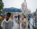 La lluvia no arruina la experiencia en Disney: hay atracciones y shows cubiertos para seguir disfrutando.