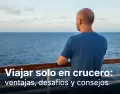 Viajero solo contemplando el mar desde la cubierta: un crucero puede ser el plan ideal para disfrutar a tu manera.