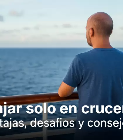 Viajero solo contemplando el mar desde la cubierta: un crucero puede ser el plan ideal para disfrutar a tu manera.