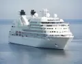 Crucero Blanco Sobre Cuerpo De Agua Azul Durante El D�a