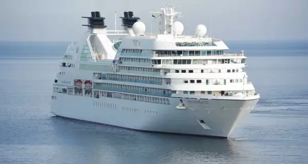 Crucero Blanco Sobre Cuerpo De Agua Azul Durante El D�a