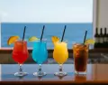 C�cteles listos para servir en la barra de un crucero: los paquetes de bebidas pueden sumar comodidad, pero no siempre son necesarios.