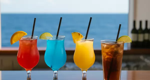 C�cteles listos para servir en la barra de un crucero: los paquetes de bebidas pueden sumar comodidad, pero no siempre son necesarios.