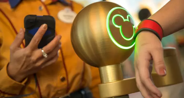 Las MagicBands son pulseras electr�nicas que permiten entrar a los parques, abrir hoteles, pagar y acceder a atracciones en Disney.