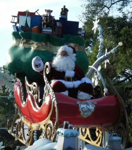 Disney se transforma en Navidad con desfiles, luces y decoraciones espectaculares que hacen brillar a�n m�s la magia.
