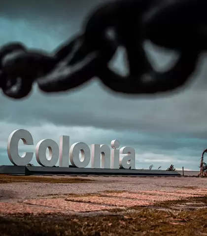 Las noches en Colonia del Sacramento combinan historia, luz y sabor frente al r�o.