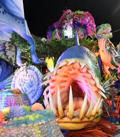 El Carnaval de Artigas deslumbra con su energ�a y color cada verano en el norte del Uruguay.