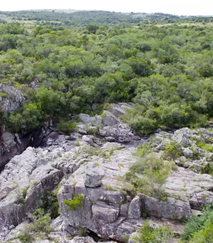 Minas combina historia, aventura y paisajes naturales en el coraz�n de las sierras uruguayas.