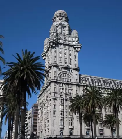 Montevideo combina arquitectura colonial, art d�co y moderna en una ciudad de m�ltiples estilos.