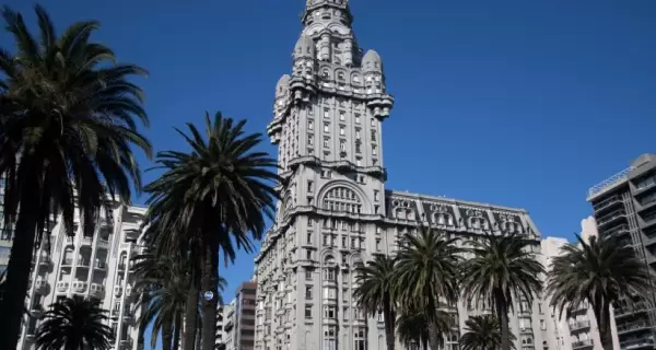 Montevideo combina arquitectura colonial, art d�co y moderna en una ciudad de m�ltiples estilos.