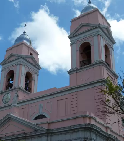 Maldonado combina historia, arte y tradiciones costeras en un recorrido cultural que trasciende el verano.