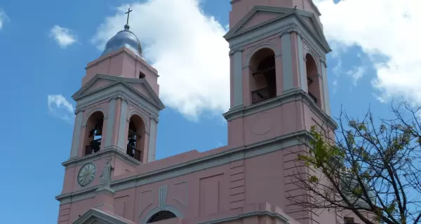 Maldonado combina historia, arte y tradiciones costeras en un recorrido cultural que trasciende el verano.