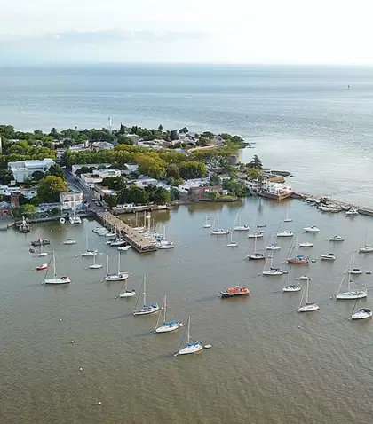 Colonia del Sacramento combina historia, arquitectura y sabores locales en una experiencia gastron�mica �nica.