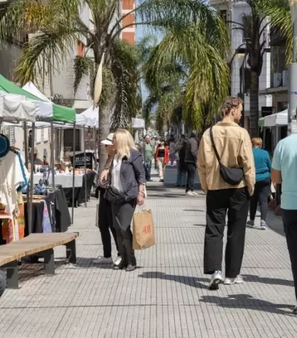 Las ferias y paseos urbanos marcan el clima navide�o de Montevideo en diciembre.