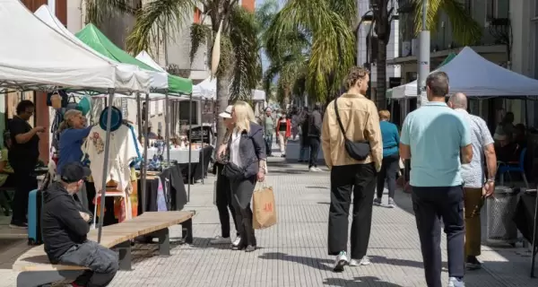 Las ferias y paseos urbanos marcan el clima navide�o de Montevideo en diciembre.